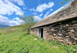 Detached Barn with Breathtaking View of the Valley