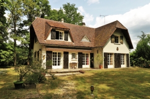 Detached Country House in Lovely Gardens