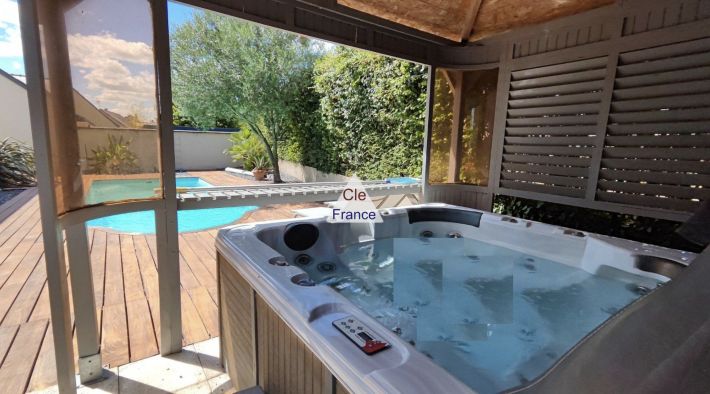 Beautiful Family Home with Swimming Pool