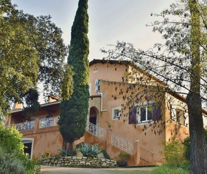 Detached Villa with Pool and Landscaped Grounds