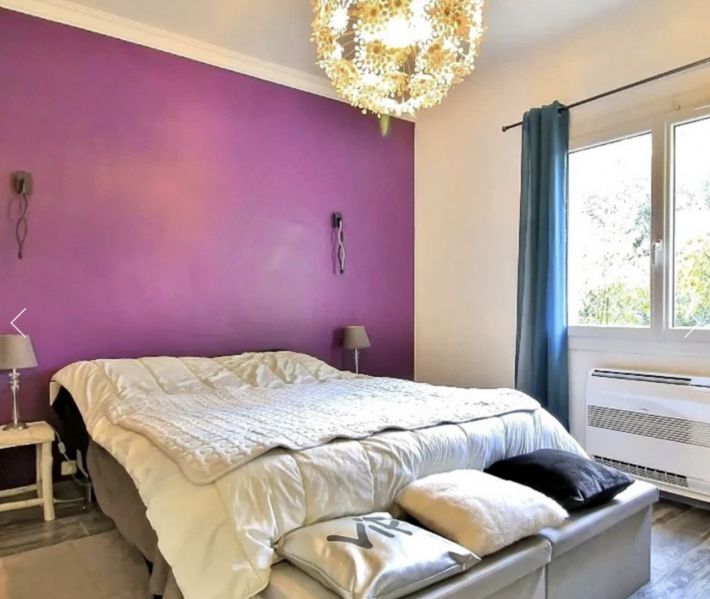 Detached Villa with Pool and Landscaped Grounds