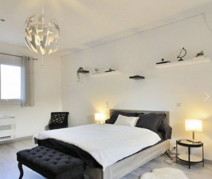 Detached Villa with Pool and Landscaped Grounds