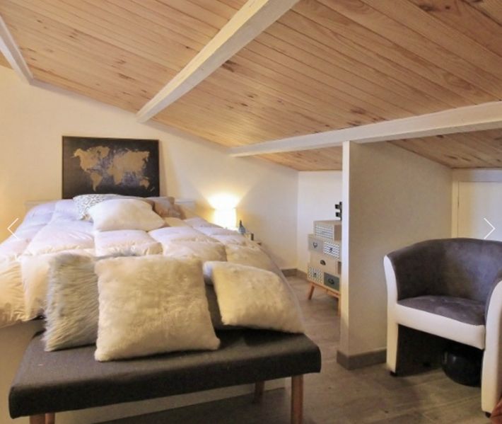 Detached Villa with Pool and Landscaped Grounds