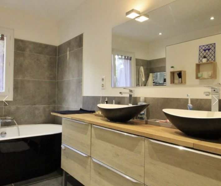 Detached Villa with Pool and Landscaped Grounds