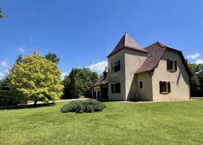 Detached Country House with Landscaped Garden