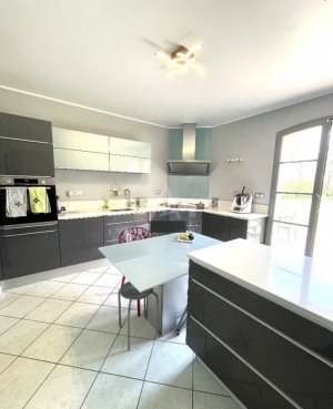 Detached Country House with Landscaped Garden