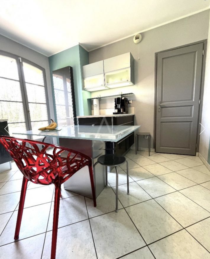 Detached Country House with Landscaped Garden