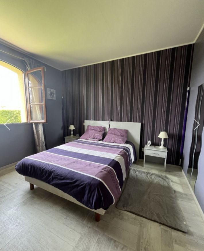 Detached Country House with Landscaped Garden