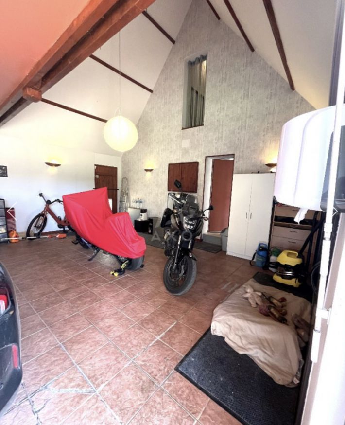 Detached Country House with Landscaped Garden