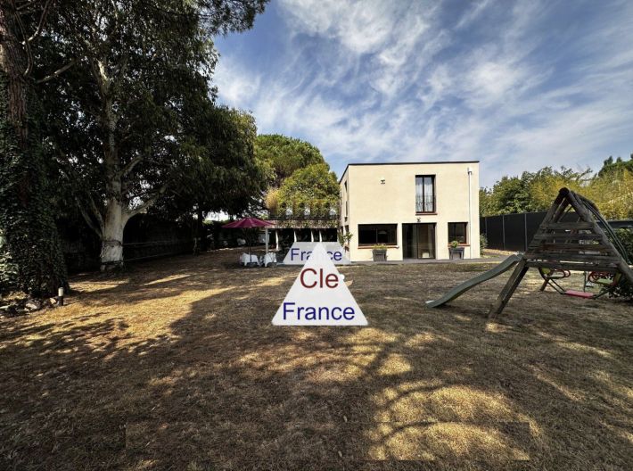 Contemporary Detached House with Swimming Pool