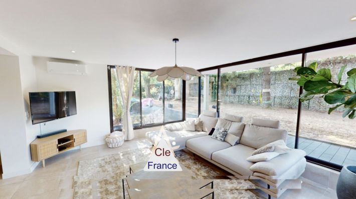 Contemporary Detached House with Swimming Pool