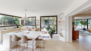 Contemporary Detached House with Swimming Pool