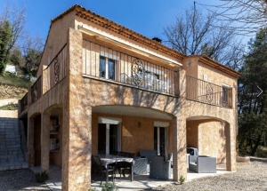 Detached House with Swimming Pool in Landscaped Garden