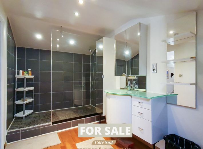 Stunning Detached Villa with Landscaped Gardens