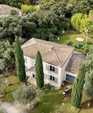 Manor House Style Property with Landscaped Gardens