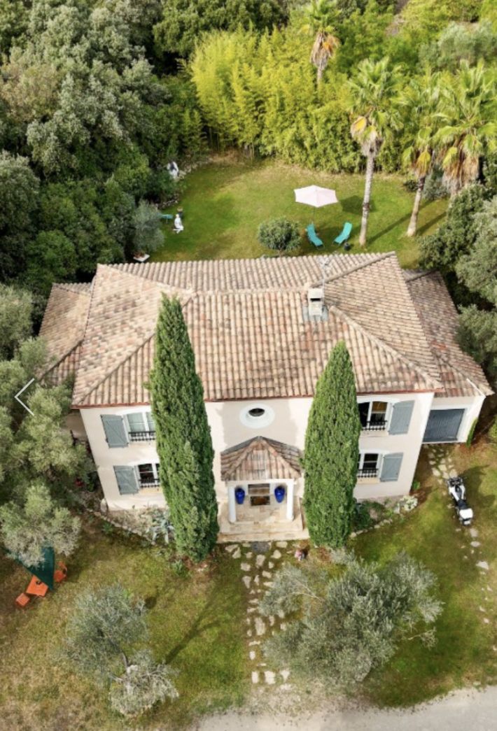 Manor House Style Property with Landscaped Gardens