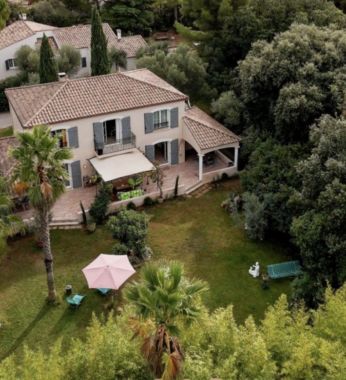 Manor House Style Property with Landscaped Gardens