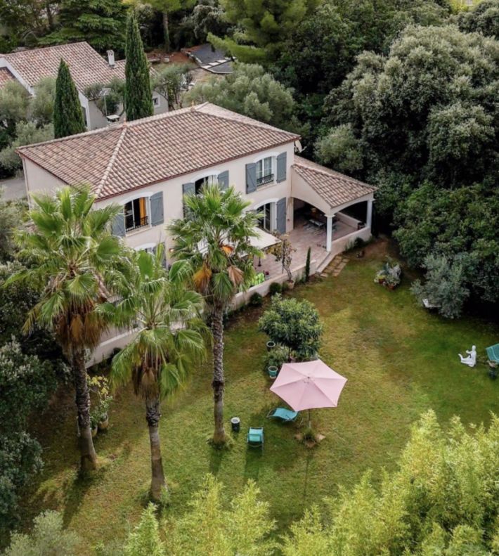 Manor House Style Property with Landscaped Gardens