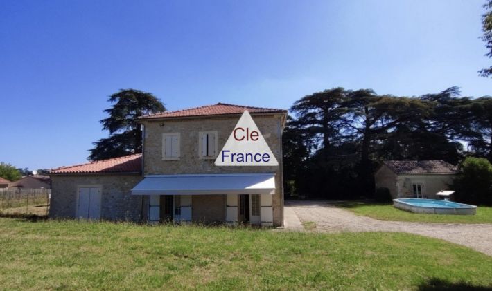Detached Country House with Swimming Pool and Land