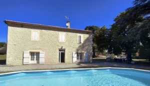 Detached Country House with Swimming Pool and Land