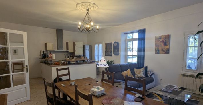 Detached Country House with Swimming Pool and Land