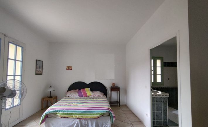 Detached Country House with Swimming Pool and Land