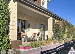 Beautiful Family Home with Pool in Garden