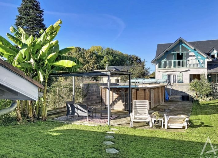 Beautiful Family Home with Pool in Garden