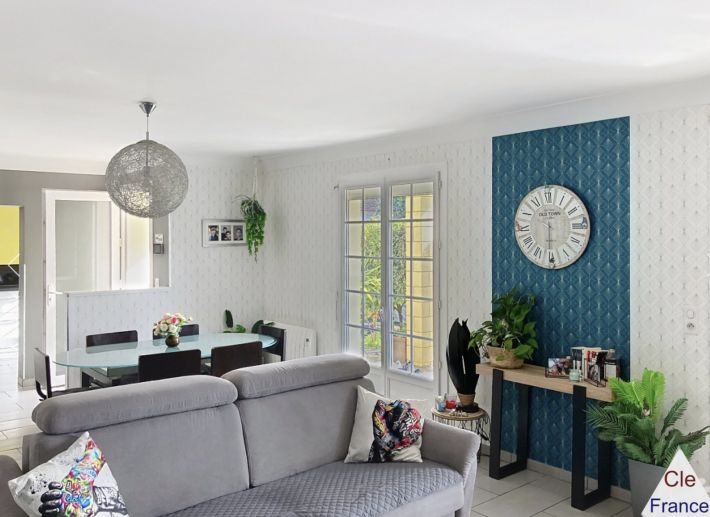 Beautiful Family Home with Pool in Garden