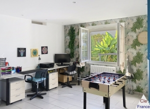 Beautiful Family Home with Pool in Garden