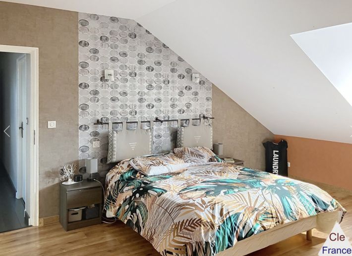 Beautiful Family Home with Pool in Garden