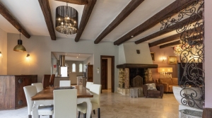 Detached Villa with Swimming Pool