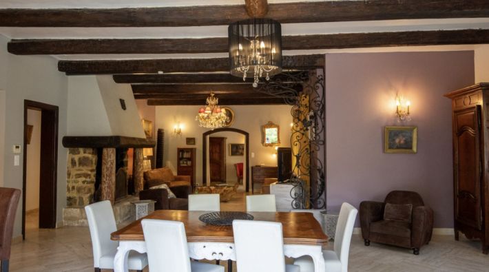 Detached Villa with Swimming Pool