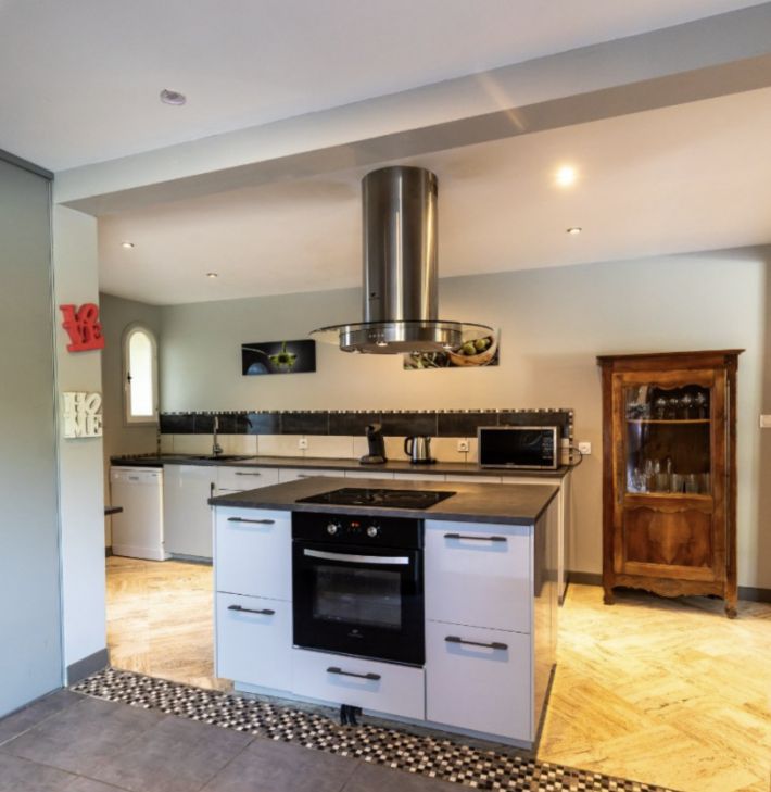 Detached Villa with Swimming Pool