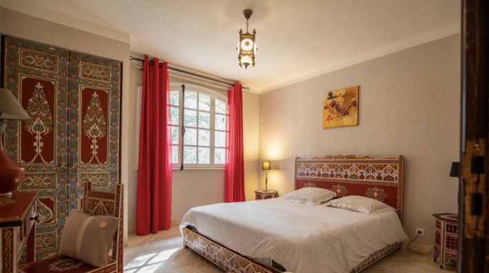 Detached Villa with Swimming Pool