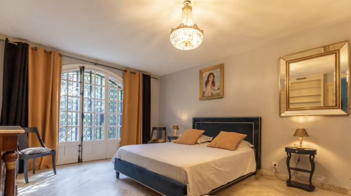 Detached Villa with Swimming Pool