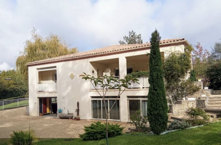 Large Detached Country House with Parkland Garden