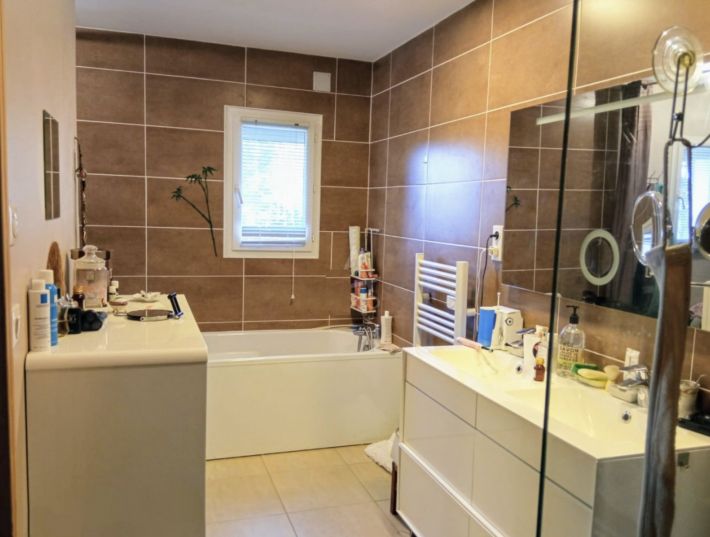 Large Detached Country House with Parkland Garden