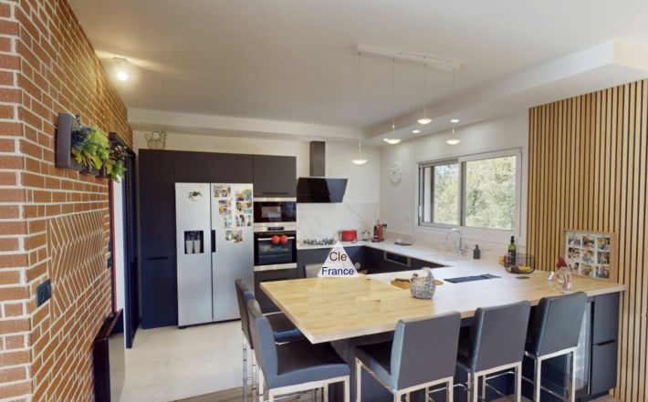 Detached House with Garden and Swimming Pool