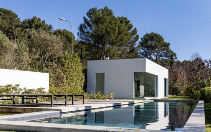 Contemporary Detached Villa with Swimming Pool