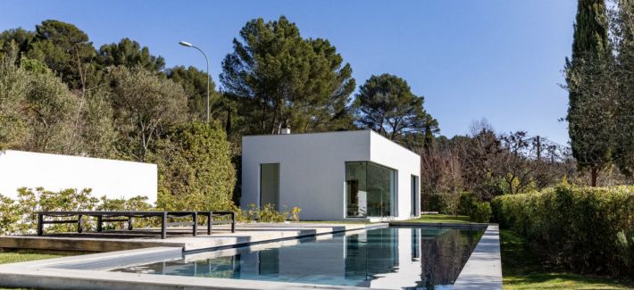 Contemporary Detached Villa with Swimming Pool