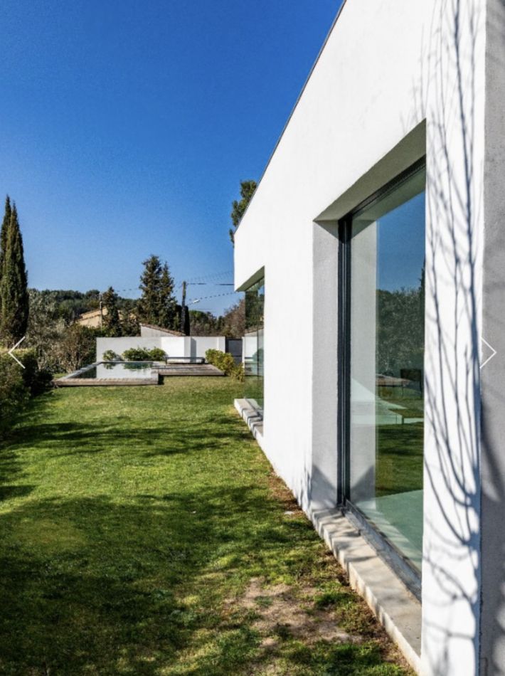 Contemporary Detached Villa with Swimming Pool