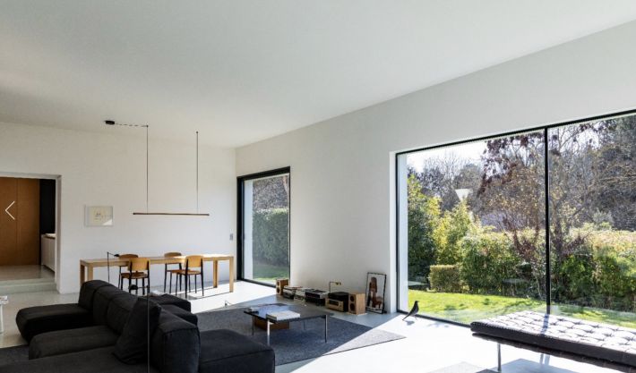 Contemporary Detached Villa with Swimming Pool