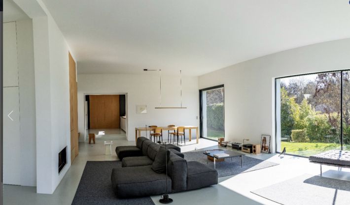 Contemporary Detached Villa with Swimming Pool