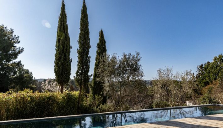 Contemporary Detached Villa with Swimming Pool