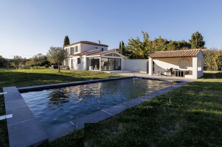 Detached Villa with Infinity Swimming Pool