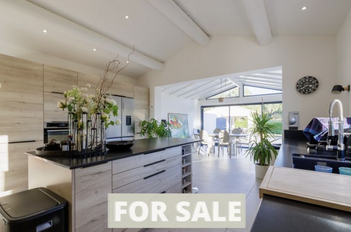 Detached Villa with Infinity Swimming Pool