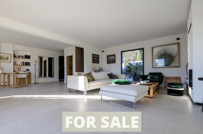 Detached Villa with Infinity Swimming Pool