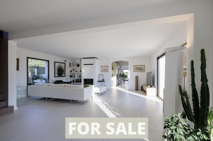 Detached Villa with Infinity Swimming Pool