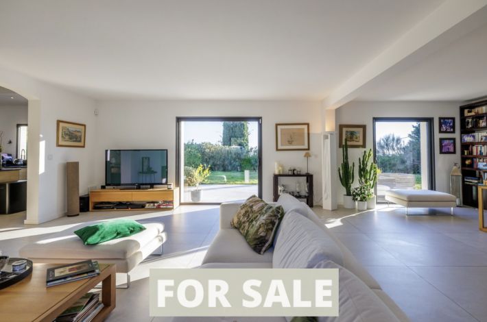 Detached Villa with Infinity Swimming Pool